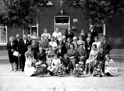 1100289 25-jarige bruiloft familie v.d. Oord, Heiligenweg, voor de Roode Leeuw aan de Mr La Grostraat.