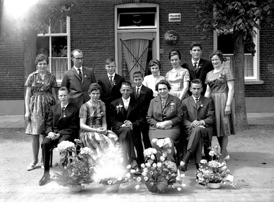 1100290 25-jarige bruiloft familie v.d. Oord, Heiligenweg, voor de Roode Leeuw aan de Mr La Grostraat.