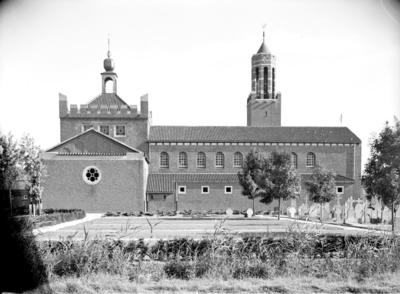 1100318 Exterieur katholieke kerk, hoek Kapelstraat - Voorstraat (ingang aan de Kapelstraat).