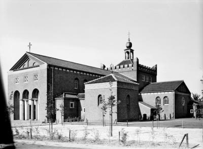 1100319 Exterieur katholieke kerk, hoek Kapelstraat - Voorstraat (ingang aan de Kapelstraat).