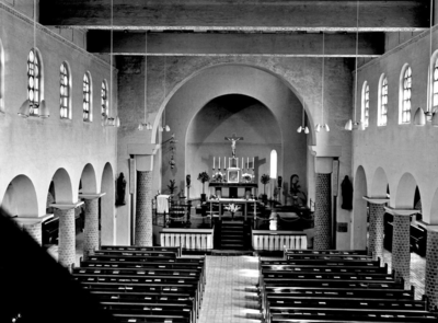 1100321 Interieur katholieke kerk, hoek Kapelstraat - Voorstraat (ingang aan de Kapelstraat).