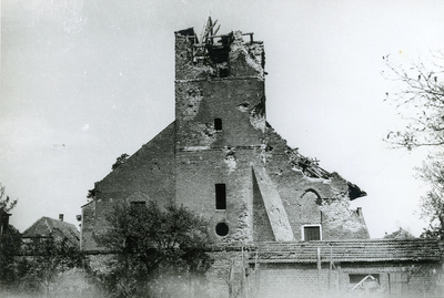 21-7 Door oorlog beschadigde hervormde kerk