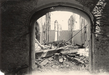 10-78 Door oorlog verwoeste rooms-katholieke kerk
