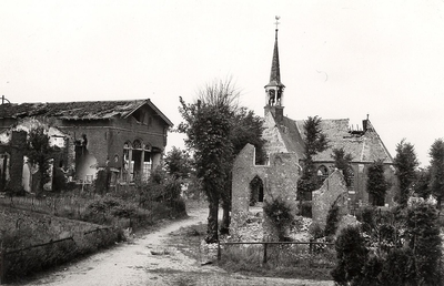 10-82 Door oorlog verwoeste woning met beschadigde lagere school en hervormde kerk