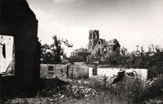 10-83 Door oorlog verwoeste woningen met zicht op verwoeste rooms-katholieke kerk