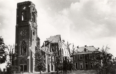 10-85 Door oorlog verwoeste rooms-katholieke kerk