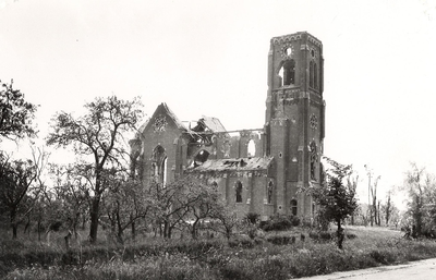 10-86 Door oorlog verwoeste rooms-katholieke kerk