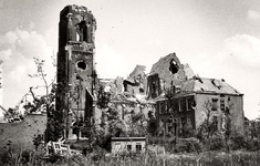 10-13 Door oorlog verwoeste rooms-katholieke kerk met beschadigde pastorie