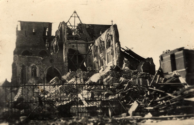 4-23 Door oorlog verwoeste rooms-katholieke kerk