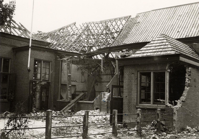 4-24 Door oorlog verwoeste lagere jongensschool, hoek Schoolstraat en Voorstraat