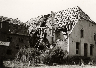 4-26 Door oorlog verwoeste woning met mandenmakerij van L. van Doornmalen