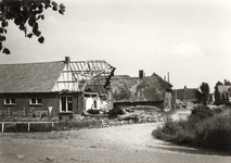 4-31 Hoek Van Milstraat-Ammerstraat. Door oorlog verwoeste boerderij met muuropschrift [Deutsch]land wird Siegen.