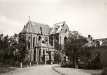 4-35 Door oorlog verwoeste rooms-katholieke kerk