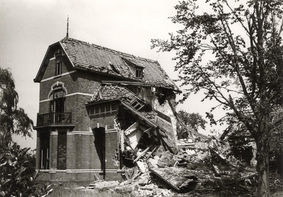 4-36 Door oorlog verwoeste burgemeesterswoning genaamd De Hoogenhof