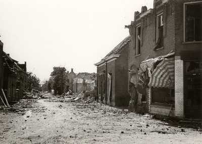 4-37 Door oorlog verwoeste woningen, zicht richting Maasdijk vanaf de hoek met de Kerkstraat