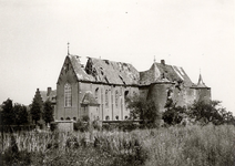4-38 Door oorlog beschadigd kasteel met kloosterkapel