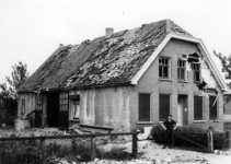 4-1365 Door oorlog beschadigde boerderij van P. van den Oord (De Piets). Voor de boerderij Has van Tiel