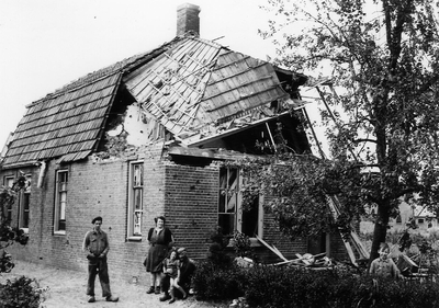 4-1367 Door oorlog verwoeste woning van H. van Uitert. Voor de woning de familie Van Uitert-de Vaan, met links J. Timmermans