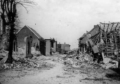 4-1373 Door oorlog verwoeste en beschadigde woningen