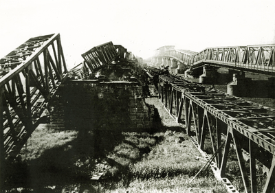 22-8204 Door oorlog verwoeste spoorbrug en verkeersbrug