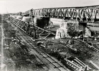 22-8198 Herstel van de door oorlog verwoeste spoorbrug