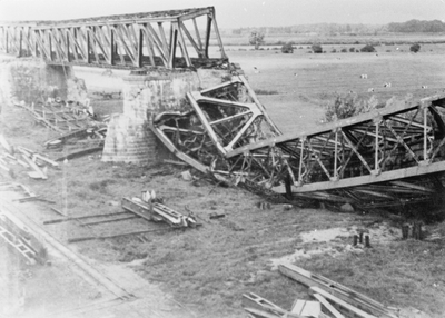 22-8199 Herstel van de door oorlog verwoeste spoorbrug