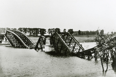 16-355 Door oorlog verwoeste brug over de Bergsche Maas bij Heusden