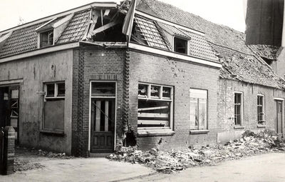 14-1485 Door oorlog beschadigde woning van zadelmaker J.J. van Diesen