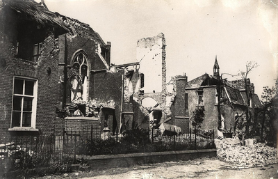 20-234 Door oorlog verwoeste rooms-katholieke kerk