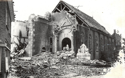 14-1489 Door oorlog verwoeste rooms-katholieke kerk met mgr. Zwijssentoren