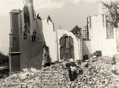 20-239 Sloop van de door oorlog zwaar beschadigde rooms-katholieke kerk. De stenen worden schoongebikt en hergebruikt
