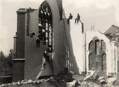 20-245 Slopen door oorlog zwaar beschadigde rooms-katholieke kerk