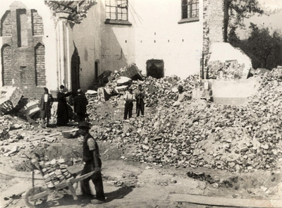 20-246 Slopen door oorlog zwaar beschadigde rooms-katholieke kerk. De stenen worden schoon gebikt en opnieuw gebruikt