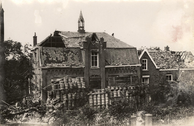 20-247 Door oorlog beschadigde pastorie katholieke parochie, gebarikadeerd met manden