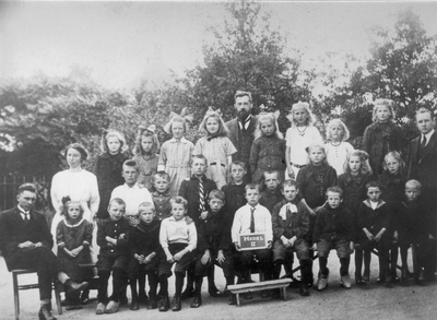 10-75 Schoolfoto: christelijke lagere school, groep 2.