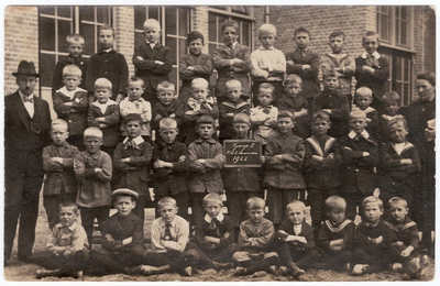 4-4 Schoolfoto: openbare lagere jongensschool, groep 1.