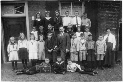 13-1 Schoolfoto: openbare lagere school, groep 1.