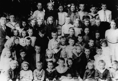 19-186 Schoolfoto: openbare lagere school.