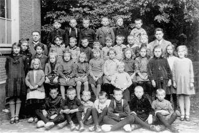 19-187 Schoolfoto: openbare lagere school.