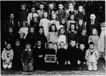 19-189 Schoolfoto: openbare lager school, groep 2?. Links meester Haverals, rechts meester Langeweg. Leerlingen ??.
