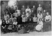 19-191 Schoolfoto: openbare lager school, groep 2.