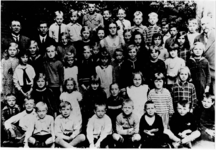 19-194 Schoolfoto: openbare lagere school. Onderwijzer links dhr. Langeweg. Vergelijk met. 19/189 en 19/187. ...