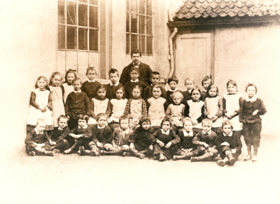 22-8150 Schoolfoto: openbare lagere school, op het kerkhof met meester Peeters. Van links naar rechts, bovenste rij: 1. ...