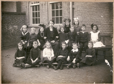 22-8154 Schoolfoto: openbare lagere school II, 2e klas. Van links naar rechts, staand: Fiet van Erkel en To Bergsma. Op ...