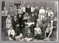 22-8159 Schoolfoto, openbare lagere school II. Meesters Wijk en Westendorp
