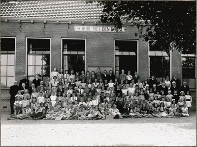 9-1 Schoolfoto: alle leerlingen van de christelijke lagere school ter gelegenheid van het 25-jarig bestaan