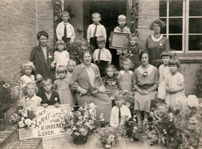 22-8165 Schoolfoto: bewaarschool. Juffrouw Van Steenis. Op de voorgrond Peter van Wijk