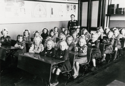 4-41 Schoolfoto: meisjesschool.