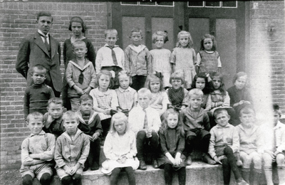 21-4 Schoolfoto: christelijke lagere school, 1e en 2e klas. Van links naar rechts, achterste rij, meester Jansen, ...