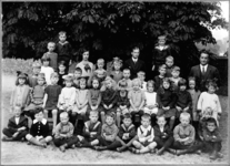 22-8171 Schoolfoto: openbare lagere school II. Juffrouw Hoolewerf en meester Minnen
